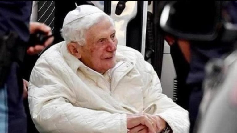 Reportan que Benedicto XVI está delicado de salud