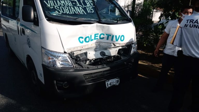 Ciclista es arrollado por combi del servicio público en Playa del Carmen