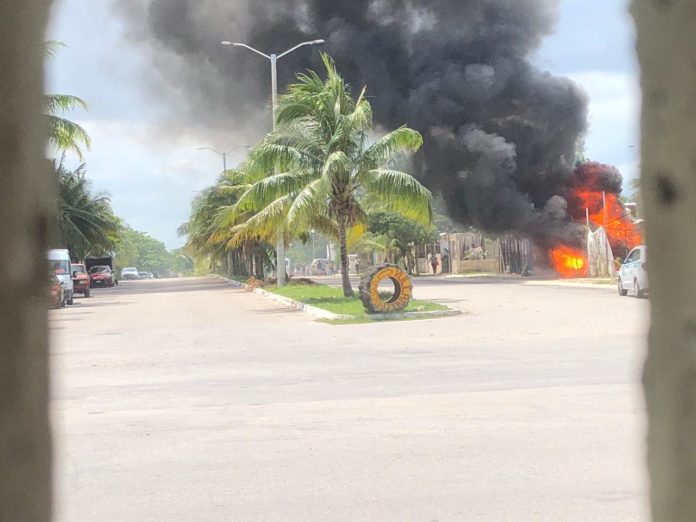 Arde una chatarrería en Playa del Carmen