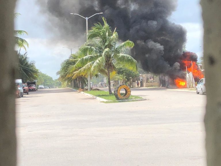 Arde una chatarrería en Playa del Carmen