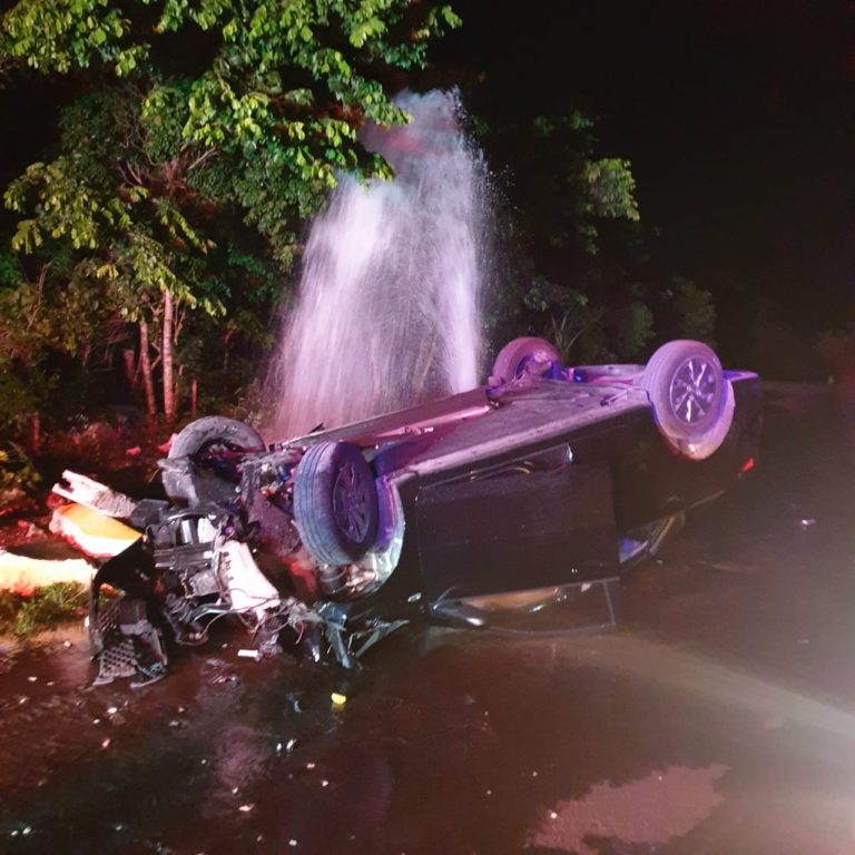 Por andar de borrachos, volcan su auto en Playa del Carmen