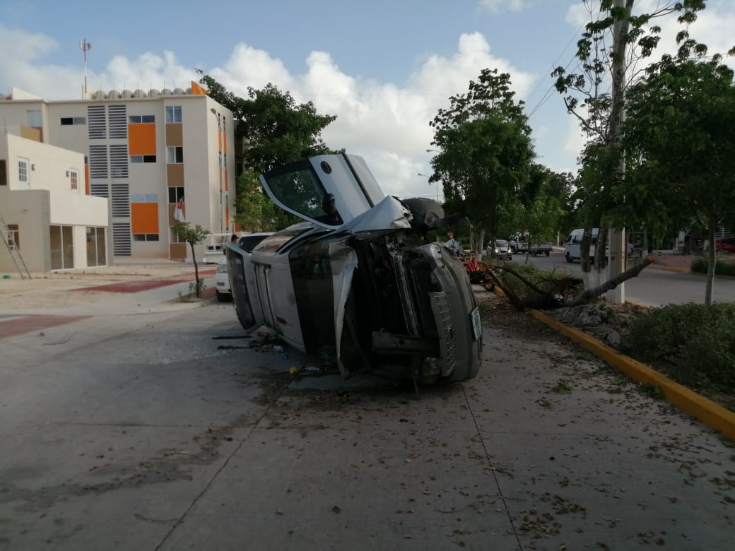 Se salva mecánico de morir en su propio auto en Cancún