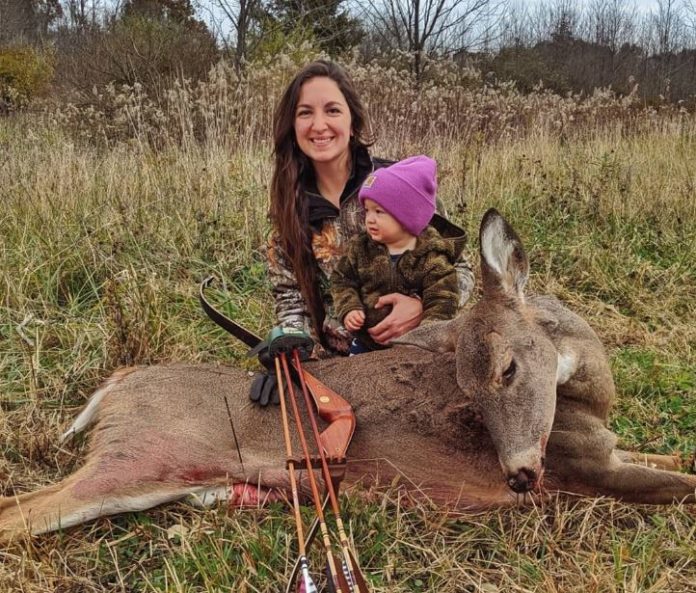 madre lleva a su hija a cazar