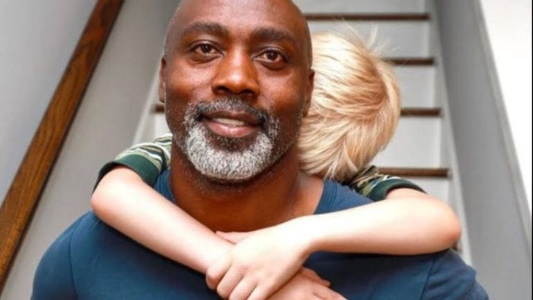 ‘Me acusaron de secuestrar a mi hijo adoptivo blanco’ denuncia afroamericano