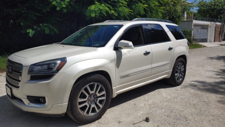 Detienen a hombre en camioneta robada y baleada en Cancún