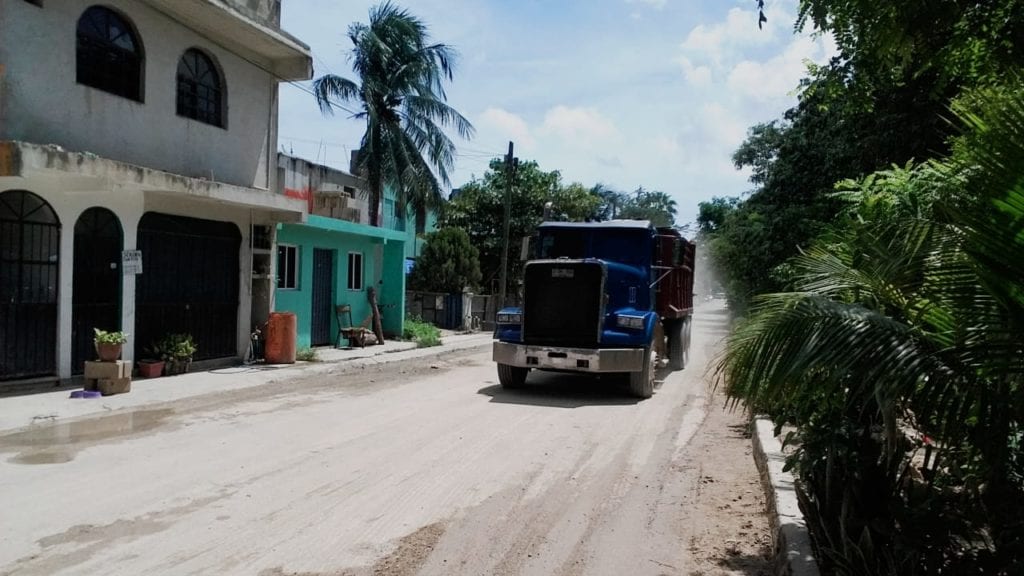 Vecinos de La Guadalupana se quejan de volquetes que ingresan a Ciudad Mayakoba