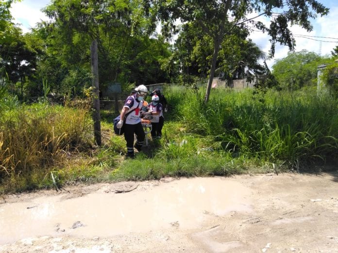 Un hombre tuvo que ser trasladado de urgencia a un hospital, al ser hallado tirado en el suelo, con un machetazo en la cara, atrás del balneario “Los Arrecifes” en la Región 227 de esta ciudad.