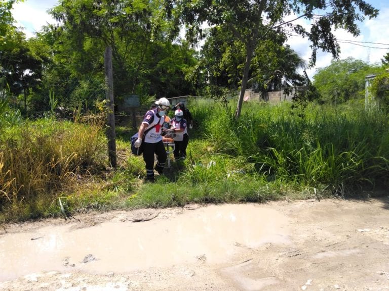 Un hombre tuvo que ser trasladado de urgencia a un hospital, al ser hallado tirado en el suelo, con un machetazo en la cara, atrás del balneario “Los Arrecifes” en la Región 227 de esta ciudad.