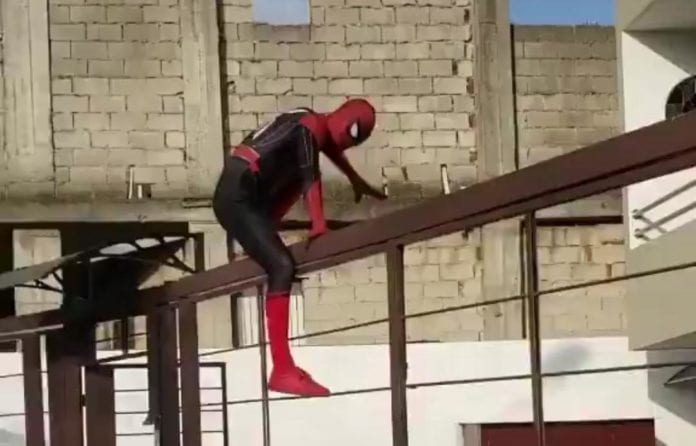 Mira a este imitador de Spider-Man, cuyo baile se ha hecho viral