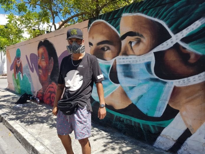 Con un colorido mural, artistas urbanos han reconocido al personal médico que lucha por salvar vidas contra el Covid-19, llenando de más expresiones artísticas las calles de esta ciudad, caracterizada por ser un lienzo para diversos creadores de este arte.