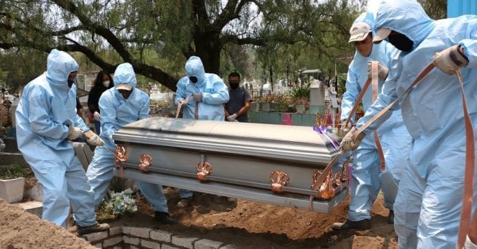 Un funeraria acosa a personal del IMSS en Puebla para que le den solo a ella a los muertos por Covid-19