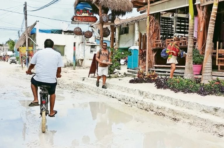 Activistas defensores de la flora y fauna de Holbox, denunciaron que la isla sufre un deterioro que es incluso nocivo para la salud humana además de inundaciones, producto de la depredación inmobiliaria, por lo que piden a las autoridades trabajar por este destino antes de que sea demasiado tarde.