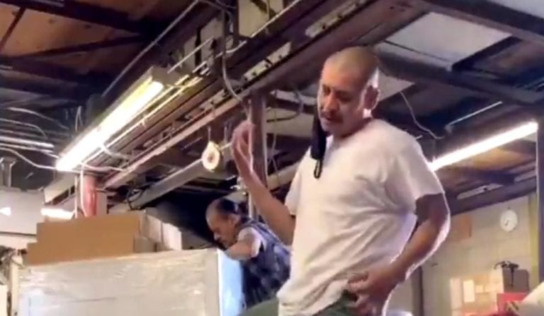 Este cholo que canta, baila y anda en patineta es la nueva sensación de las redes