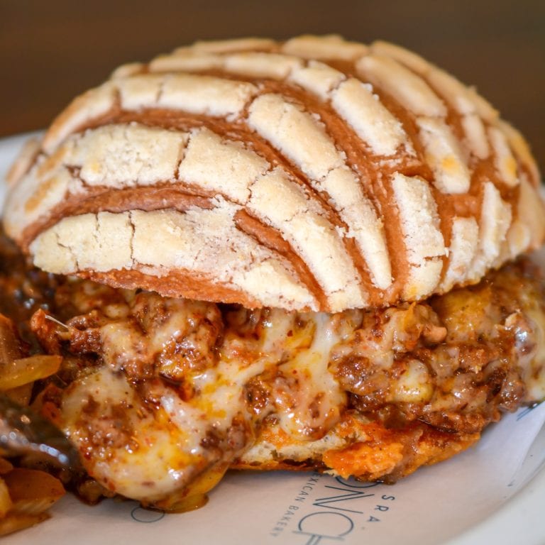 Llegan las conchas rellenas de choriqueso: la última ‘novedad gastronómica’ en México