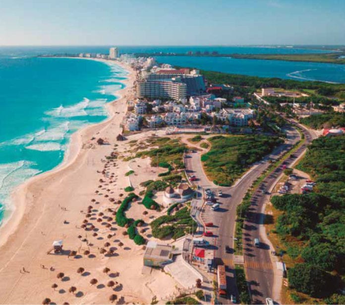 El gobernador Carlos Joaquín encabezó hoy una conferencia de prensa en la que, junto con la secretaria de Finanzas y Planeación Yohanet Torres Muñoz dieron a conocer un análisis preliminar del Presupuesto Federal 2021 para Quintana Roo.