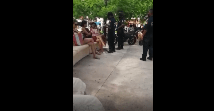 Por fortuna una mujer captó esta injusticia contra las turistas.