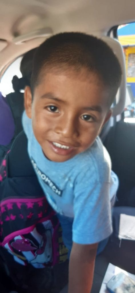 El pequeño únicamente dijo llamarse Jacobino, sin saber su apellido, y al preguntarle los policías su edad, extendió una mano mostrando cinco dedos.