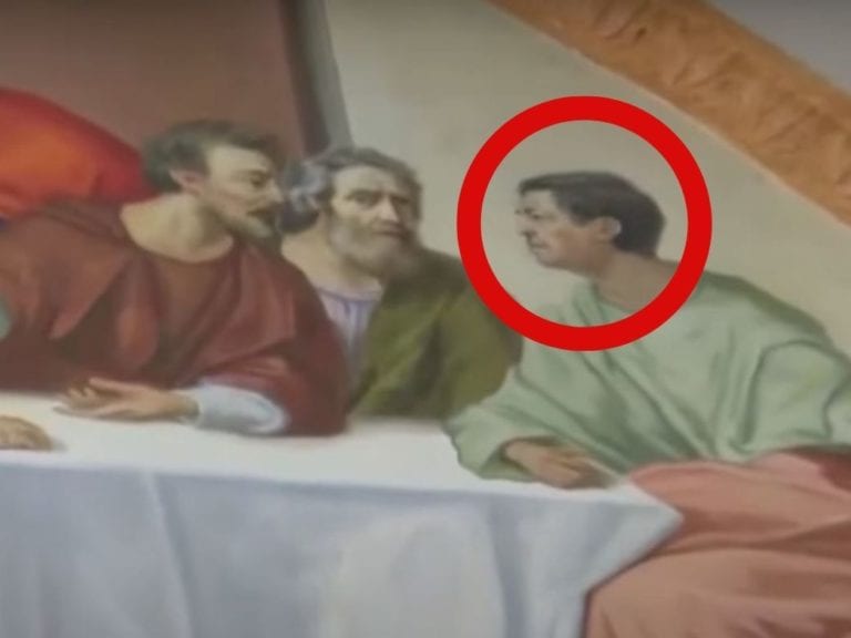 ¡Junto a Jesucristo! Sacerdote se mandó a pintar en cuadro de “La Última Cena”