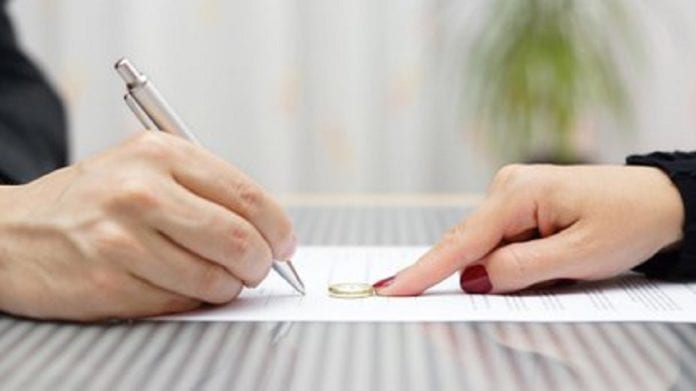 Sobre este tema, Alejandra Macías Estrella, catedrática de la Facultad de Derecho de la UNAM, informó que por cada 10 matrimonios que se celebran actualmente en la Ciudad de México, se registran cuatro divorcios, cifra que podría incrementarse el siguiente año derivado del confinamiento por COVID-19.