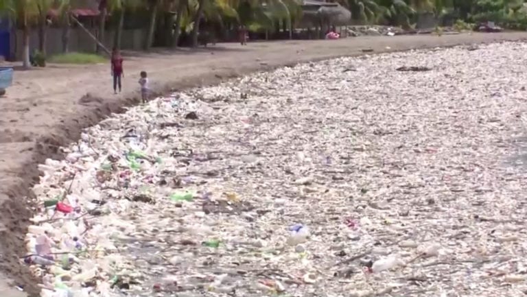 VIDEOS: ¡’Tsunami’ de basura! Toneladas de residuos inundan playas de Honduras