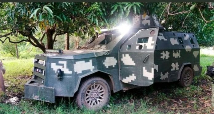 Conoce este vehículo del CJNG; era un tractor y fue modificado para el combate
