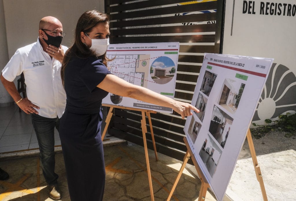 Acompañada por el secretario general del Ayuntamiento, Issac Janix Alanís; la contralora Reyna Arceo Rosado, regidores y directores benitojuarenses, la Presidente Municipal Mara Lezama hizo un recorrido para constatar esa renovación de los pasillos centrales y las ventanillas de trámites, lo que dignifica también a los trabajadores de dicha dependencia.