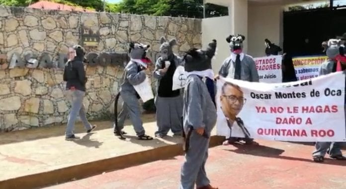 Un grupo de “ratas” se manifestó afuera de la Fiscalía.