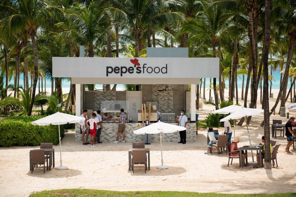 Este fin de semana, RIU Hotels & Resorts inauguró un beach club con servicio Todo Incluido, localizado en el Riu Palace Mexico, uno de los seis hoteles que la cadena española tiene en el condominio de Playacar.