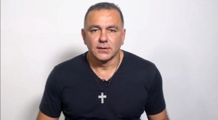 Carlos Mimenza, el personaje que vive de la polémica, ha vuelto a atacar a la prensa