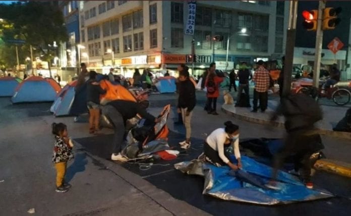 La gente de FRENA accedió finalmente a donar sus casas de campaña a personas en situación de calle