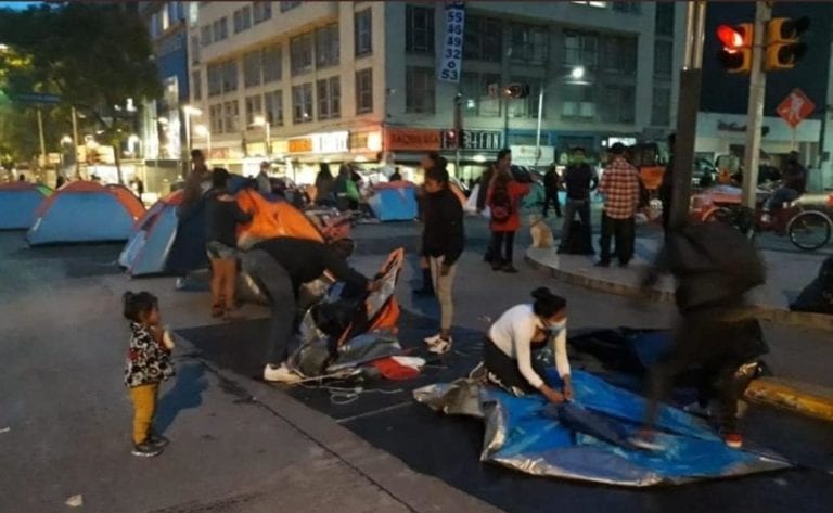 Personas en situación de calle se llevan casas de campaña vacías de FRENA