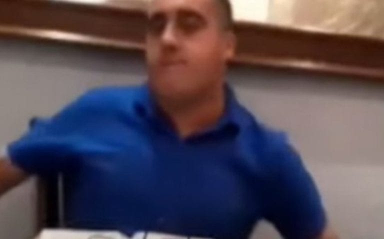 Video: Pastor agrede a su esposa sin saber que estaba en vivo; genera indignación