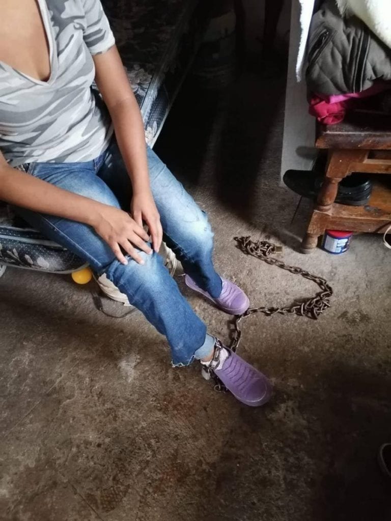 ¡Increíble! Encadenó a su hija para evitar que saliera de la casa