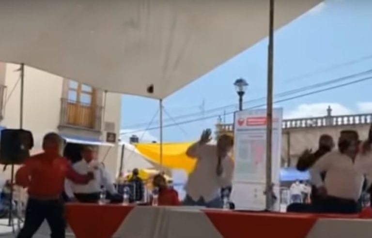 Fernández Noroña fue agredido a “huevazos” durante un evento del PT