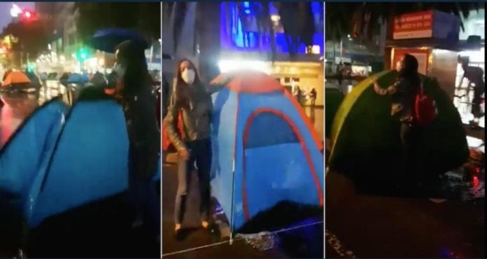 La gente de FRENA dejó abandonadas sus casas de campaña luego de que empezara una leve lluvia, lo reveló una joven con un video