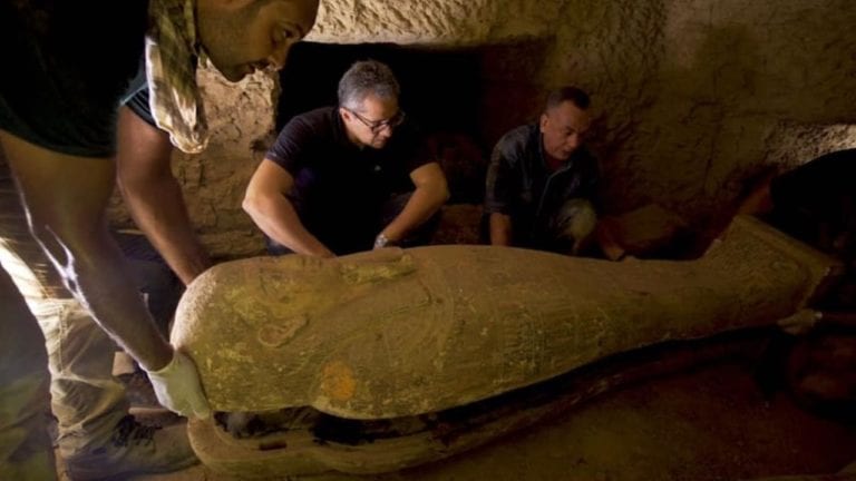 Descubren 14 sarcófagos de hace más de 2 mil 500 años en Egipto