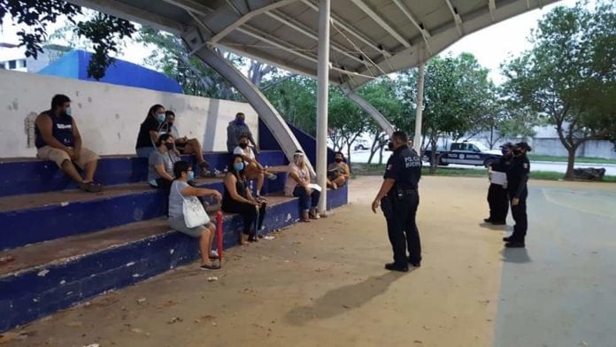 Refuerza las acciones de prevención del delito y proximidad social el gobierno de Solidaridad desde la Secretaría de Seguridad Pública y Tránsito Municipal, por medio de los 69 Comités Policiales Vecinales de Playa del Carmen, Puerto Aventuras y zona rural, para identificar y atender factores de riesgo, escuchar y brindar información preventiva a los ciudadanos.