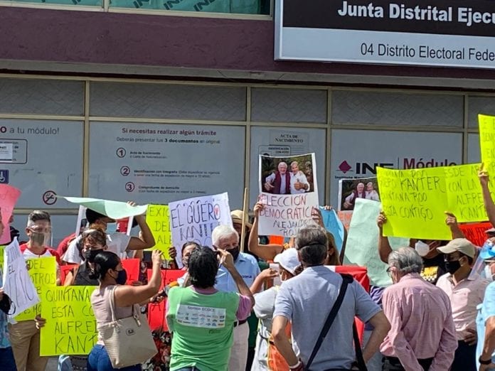 De manera simultánea, simpatizantes de Morena, quienes apoyan la candidatura del diputado federal suplente, Alejandro Rojas Díaz Durán, a la dirigencia nacional de este partido, clausuraron de forma simbólica las oficinas del Instituto Nacional Electoral (INE) en Chetumal, Cancún y Playa del Carmen.