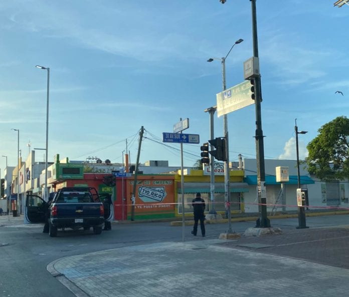 Un hombre fue hallado muerto esta madrugada en la colonia Aviación, de múltiples heridas de arma blanca, al parecer propinadas con un picahielo. Se trata del segundo asesinato en esta esquina en la semana