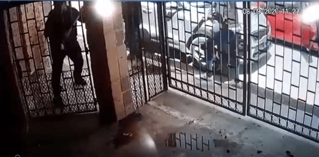 grupo armado entra a domicilio