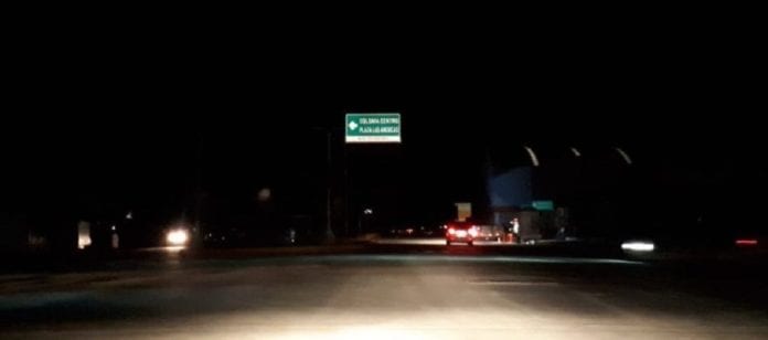 Nuevamente se interrumpe el servicio de energía eléctrica en el sector poniente de Playa del Carmen, horas después de estar un día a oscuras, lo que ocasionó zozobra entre los playenses que se sienten inseguros, pues en la nueva normalidad se depende aún más del servicio de luz.