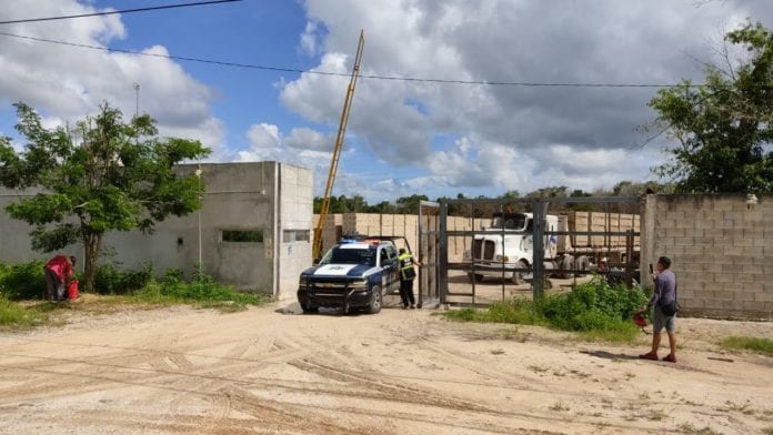 Un trabajador una bloquera en las afueras de la ciudad, de apenas 20 años de edad, murió hoy, al caer dentro de una tolva de agregado y ser aplastado por de polvo.