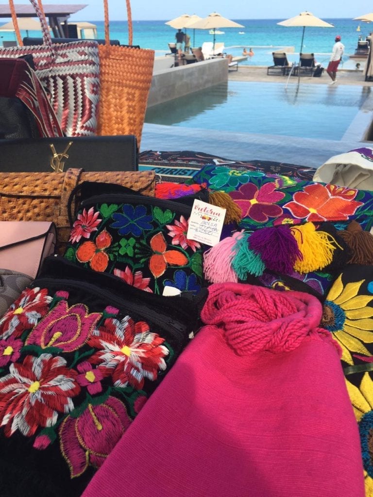 "Son productos locales y los expositores están trabajando su producto en el momento. No son como otros mercados donde hay mercancía china e importada y donde quién sabe quien los hizo. La entrada es libre a toda la familia con cubrebocas obligatorio".