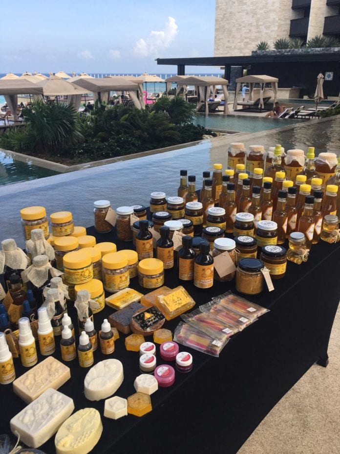 Hoy más que nunca el comercio local requiere un incentivo, por el bienestar de las familias de Playa del Carmen y Quintana Roo, es por ello que productores playenses de Bazar Mexicool están presentes en el hotel Grand Hyatt, para ofrecer fabulosas piezas, artesanías y mucho más.