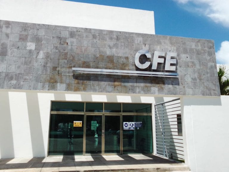 CFE además de no pagar daños por apagones, saca de sus instalaciones a usuarios quejosos