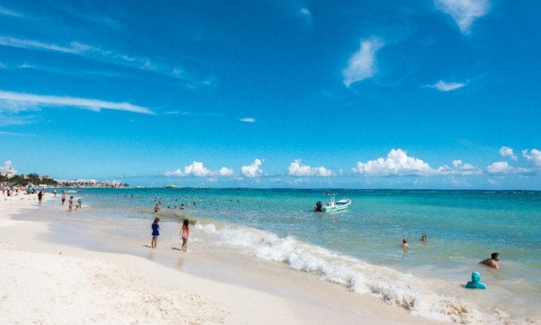 Cerca de 4 mil personas pasaron un día agradable y relajado en las seis playas de Solidaridad que están abiertas al público, aprovechando el día de asueto y el clima que favoreció la llegada de bañistas, quienes en todo momento cumplieron con los protocolos de higiene y seguridad, así como sana distancia entre familias, para evitar contagios por COVID-19.