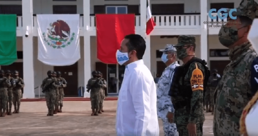 El gobernador estuvo acompañado por los elementos de la 34 Zona Militar, 11 Zona Naval y  Guardia Nacional, en la Plaza Cívica del Palacio de Gobierno en Chetumal, quienes rindieron un emotivo homenaje a nuestra patria, al conmemorarse una fecha transcendental para la soberanía de nuestra nación.