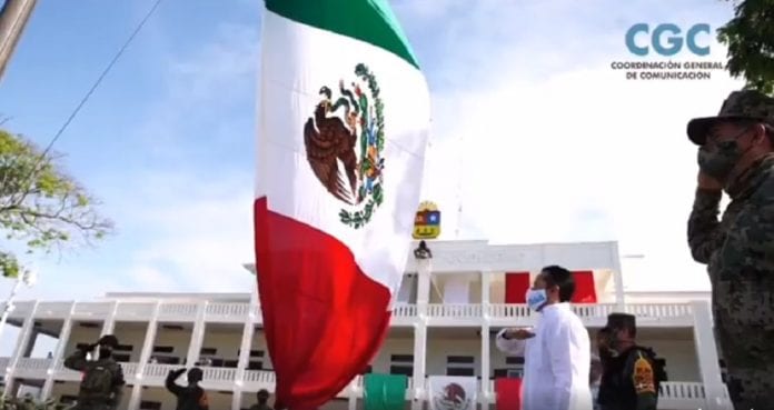 El Gobernador de Quintana Roo encabezó la ceremonia donde se rindió un homenaje a México, por el 210 aniversario del inicio de la lucha de Independencia, momento en el que se izó la bandera.