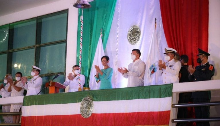 Encabeza Laura Fernández el Grito de Independencia en Puerto Morelos