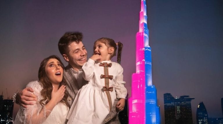 Influencers usan edificio más alto del mundo para revelar sexo de su bebé